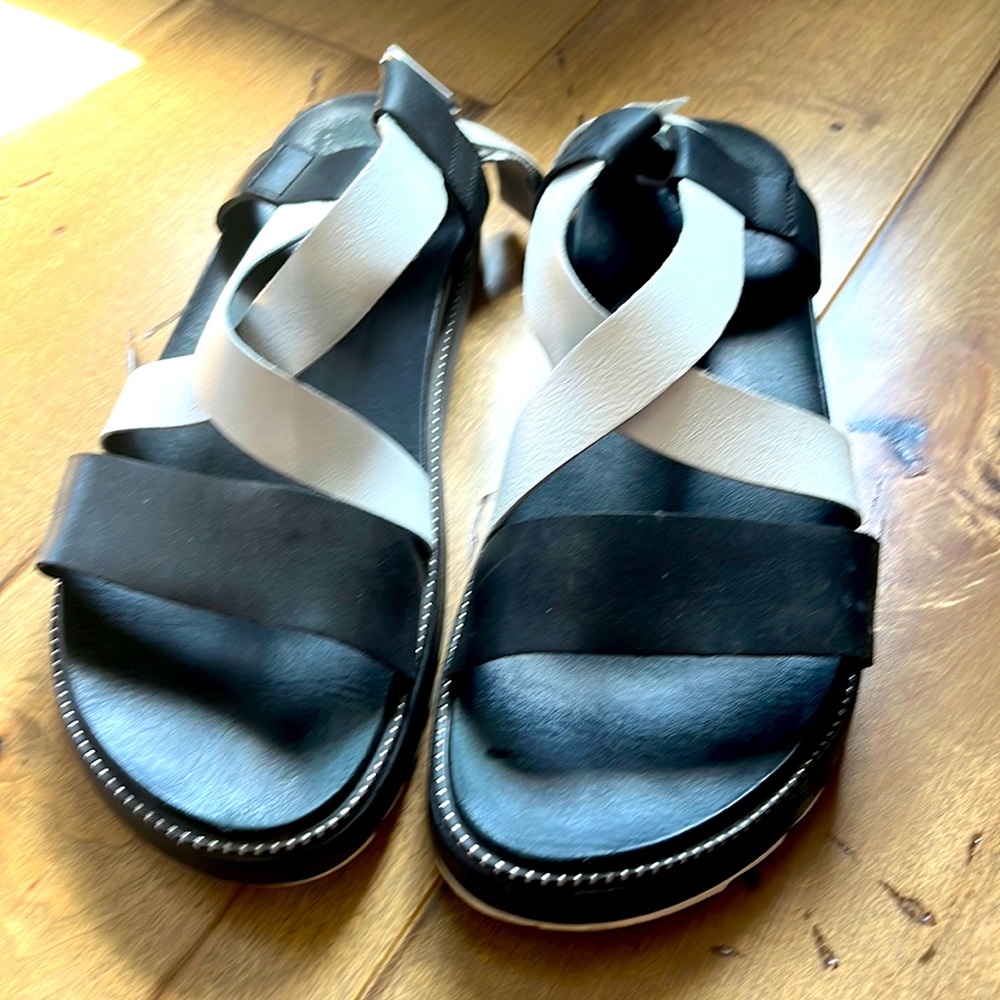 Sorel black and white strap sandal